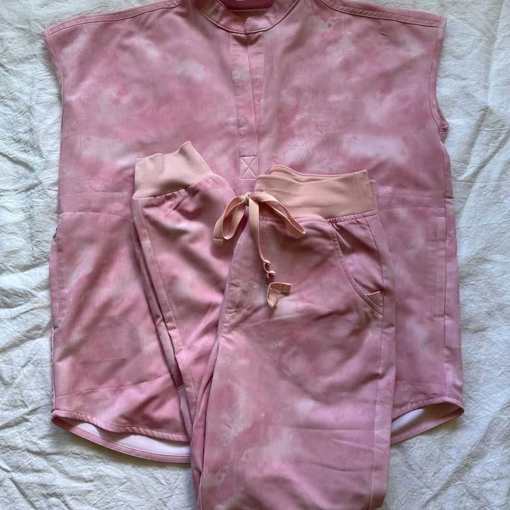 OVERSIZED TOP LARGE, JOGGERS LARGE USED BUT IN GOOD CONDITION. FIGS PINK MARBLE